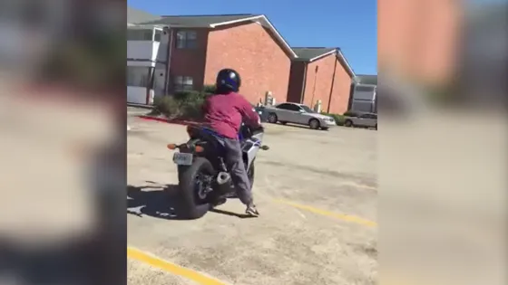 Una mujer se estrella con un auto estacionado