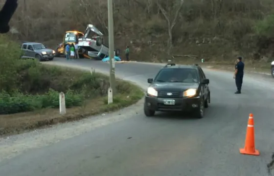 Camioneta volcó camino a La Caldera