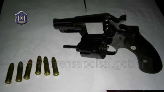 Tras una discusión amenazó a su vecina con un revolver