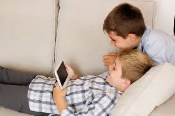 Encontró en la tablet de sus hijos una violación