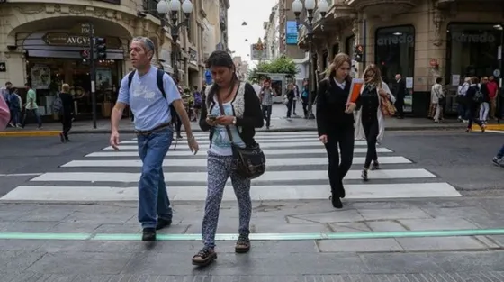 Multaran a quienes crucen la calle mirando su celular