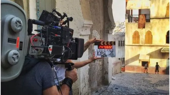 Filmaron una película subida de tono en plena calle. Video