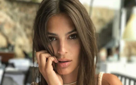 Emily Ratajkowski estrenó nuevo look con un profundo escote. Foto