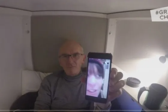 Se entierra vivo tres días para dar consejos desde el ataúd por Youtube y Facebook