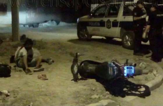 Motochorros chocaron con un poste de luz