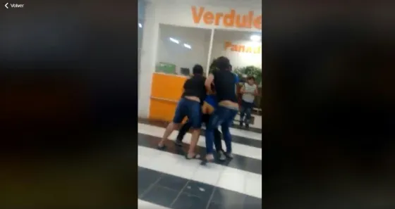 TREMENDO: Lincharon a un ladrón en un super chino (VÍDEO)