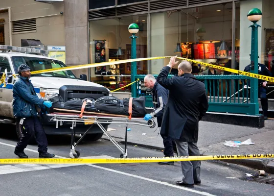 Pánico en Nueva York: Al menos 8 muertos y 15 heridos tras una balacera