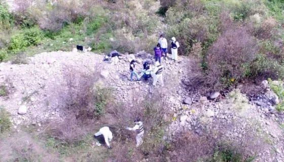 Profesionales trabajan en el lugar donde se encontraron restos oseos