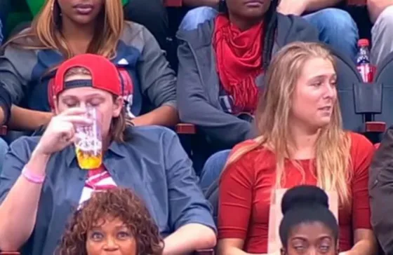 En vez del beso de su novia, prefirió la cerveza pero así acabó . Video viral