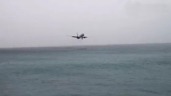 Aterrador: un avión casi cae al mar al entrar a una isla. Video