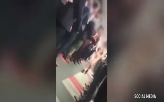 Polonia: Empleada desfiló desnuda "para levantar la moral" de los compañeros. VIDEO