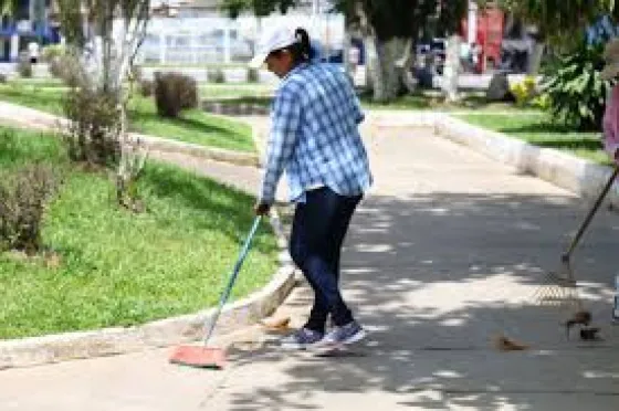 La condenaron a limpiar una salita