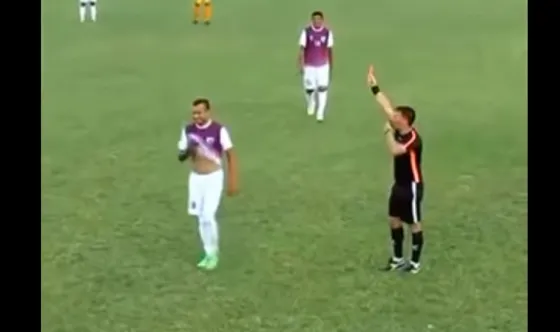 Fue expulsado en un abrir y cerrar de ojos. Video