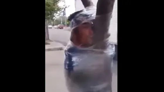 Vecinos atraparon a un ladrón y lo ataron a un árbol. Video