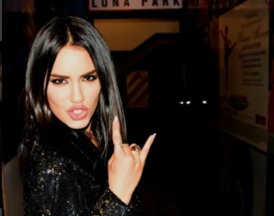 Tremendo beso de Lali y una de sus bailarinas. FOTOS