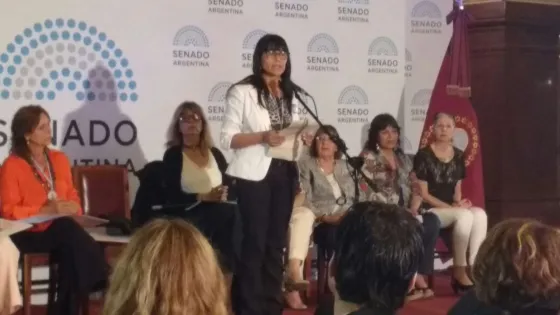 La mamá de Marco Córdoba recibió el premio Lola Mora