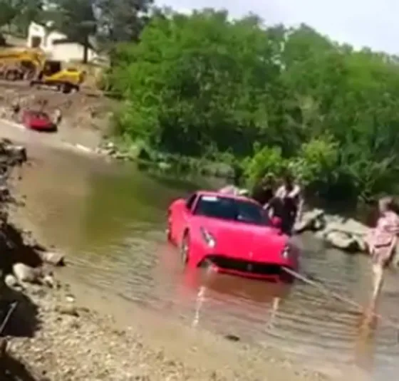 Una Ferrari quedó estancada en un arroyo. Video