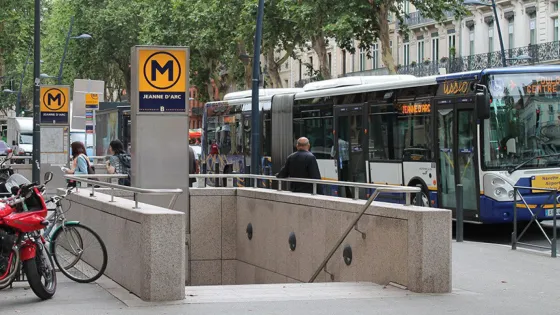 Confunde acceso a una estación de metro con la entrada de un aparcamiento