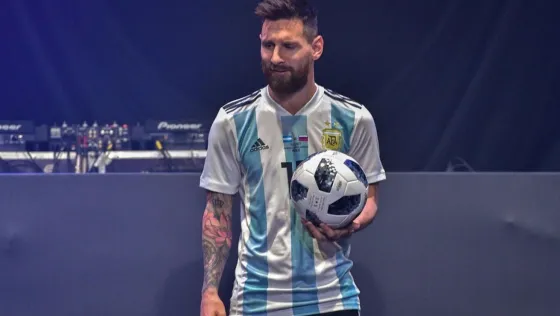 Messi fue el modelo en la presentación de la pelota del mundial
