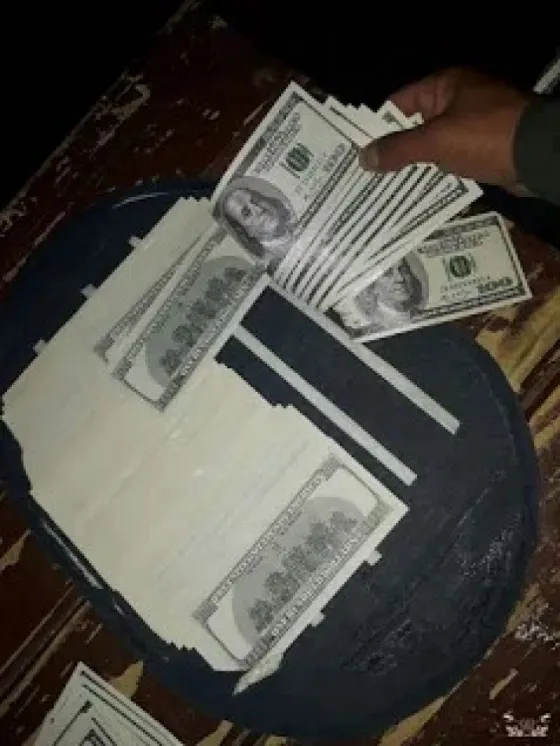 Detienen a una mujer con 154 mil dólares falsos