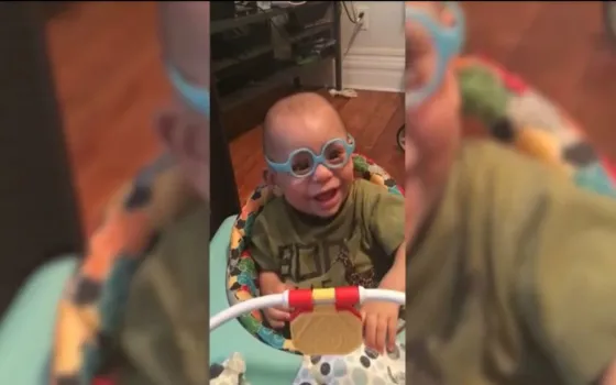 Así reaccionó un bebé al usar anteojos por primera vez. VIDEO