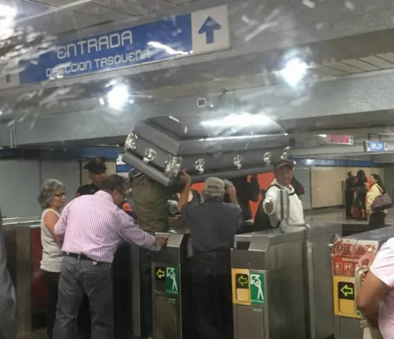 No tenían para coche fúnebre y llevaron el ataúd por el subte