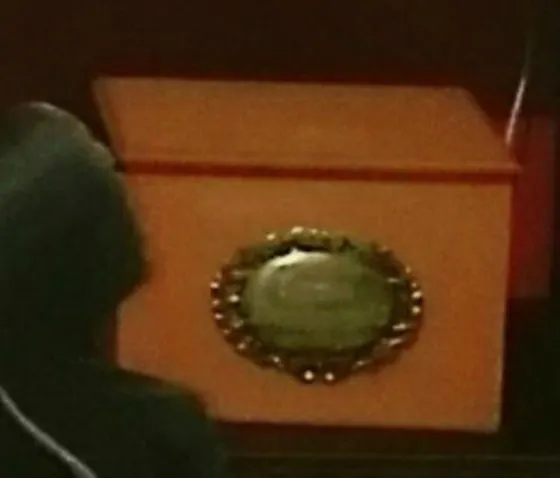 Le robaron hasta las cenizas de su hermano