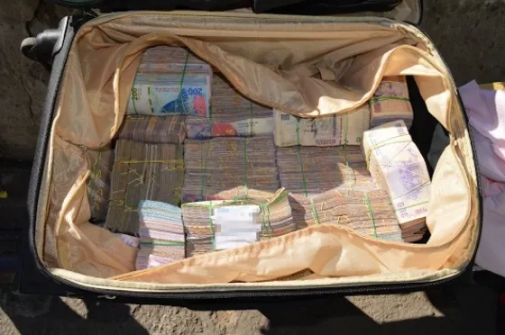 Sorprendieron a dos personas viajando con más de $4 millones