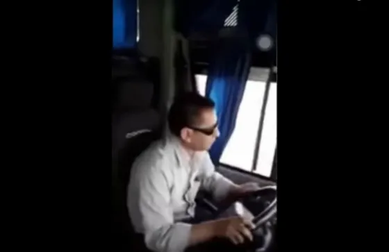 Mujer escrachó a chofer que atropelló a su hijo en 2012. VIDEO