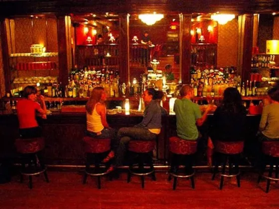 Como en Salta: En bares del país crean códigos para ayudar a mujeres en peligro