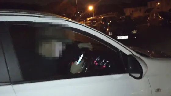 Insólito: Así castigan a conductores por manejar con el celular