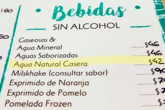 Un bar vende "agua natural casera"