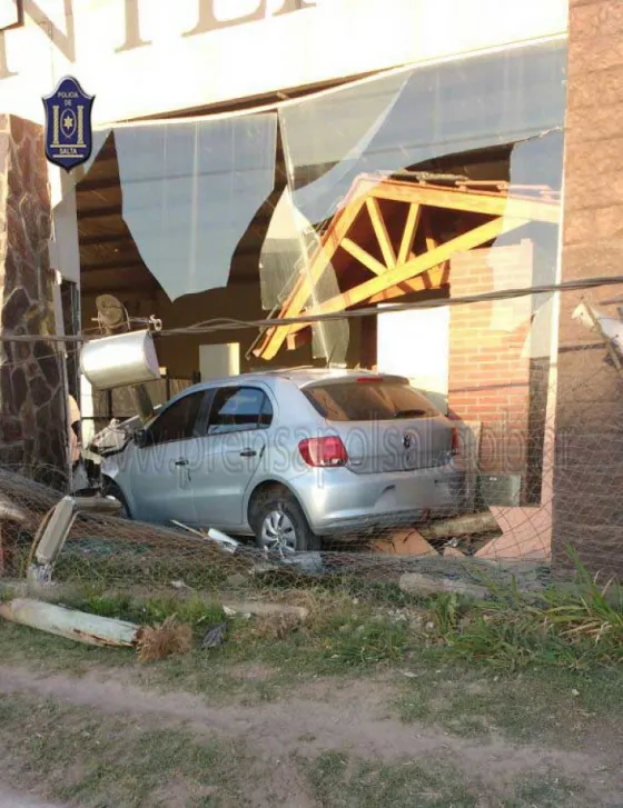 Tras un accidente, un auto terminó incrustado en un local de zona sur