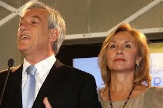 A lo Trump:  Sebastián Piñera maltrató a su mujer en público. Video