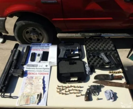 Detuvieron a un salteño que trasladaba una ametralladora y otras armas