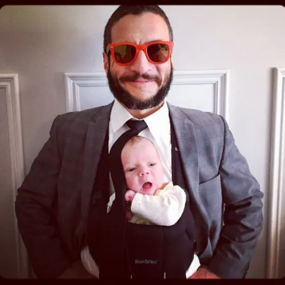 ES VIRAL: Un padre experimenta maneras muy alocadas de sacar dientes flojos