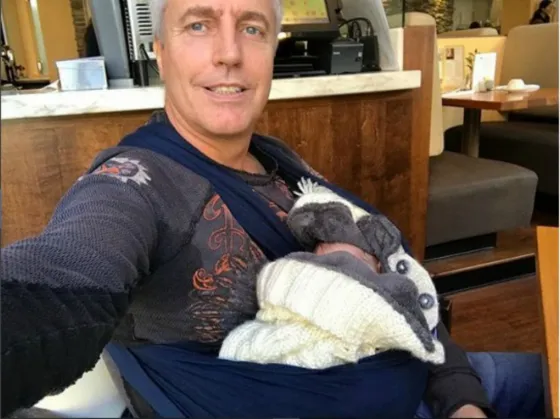 Marley es un papá baboso: mostró la carita de Mirko por primera vez. FOTO