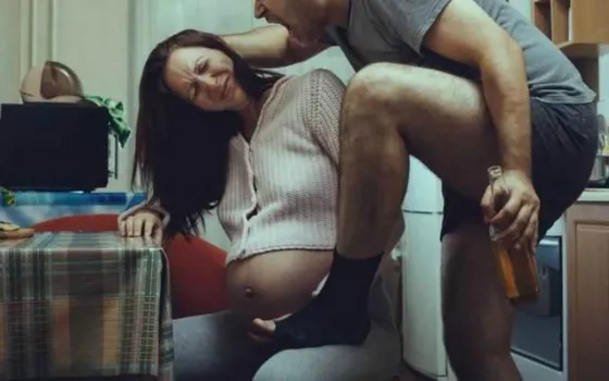 Golpeó a su pareja embarazada con una tenaza