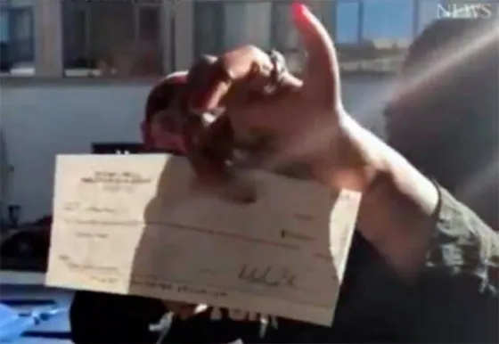 Emocionante: Un indigente encontró un cheque, lo devolvió y le cambió la vida