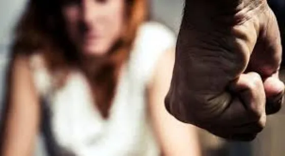 Le tiró alcohol y le pegó con un rebenque