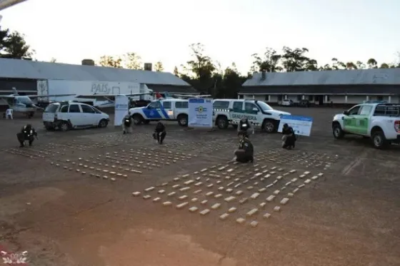 Increíble: Llevaba más de 100 kilos de marihuana escondida en todo el auto