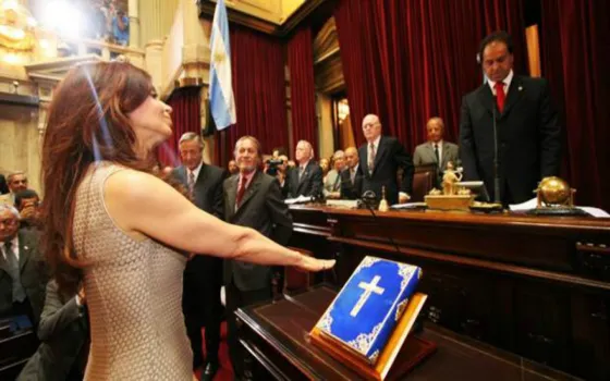 Cristina Fernández de Kirchner jurando como senadora por la Provincia de Bs. As. Foto de archivo
