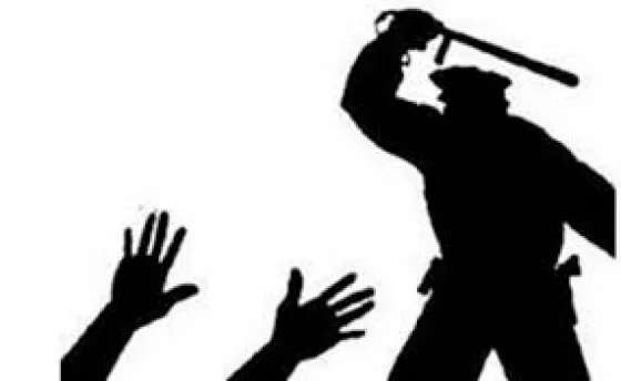 Absolvieron a 14 policías que le propinaron una golpiza a un joven en un boliche