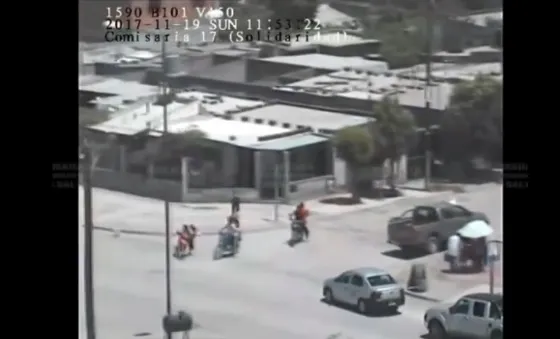 Atropelló a una mujer y se dio a la fuga.Video