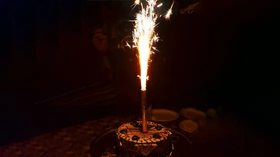 Festejaba su cumpleaños y terminó envuelto en llamas. Video