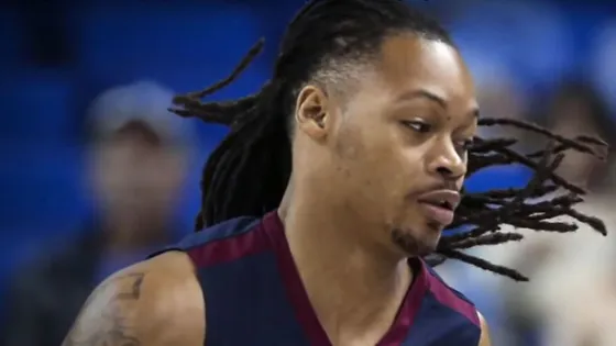 Un basquetbolista sufrió un infarto en pleno partido. Video