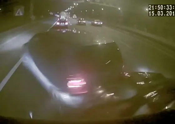 Se durmió mientras manejaba y provocó un gran accidente. Video