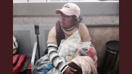 Intentó llevar el cadáver de su hijo en autobús