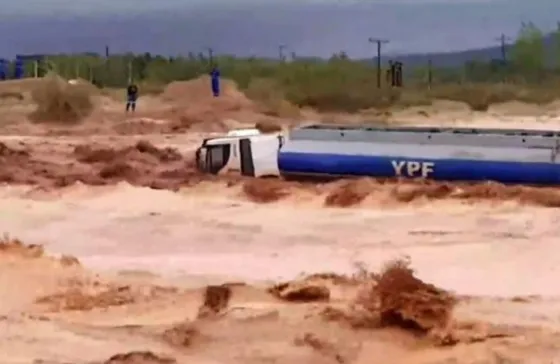TREMENDO: Un camión de YPF quedó atrapado en un alud (VIDEO)
