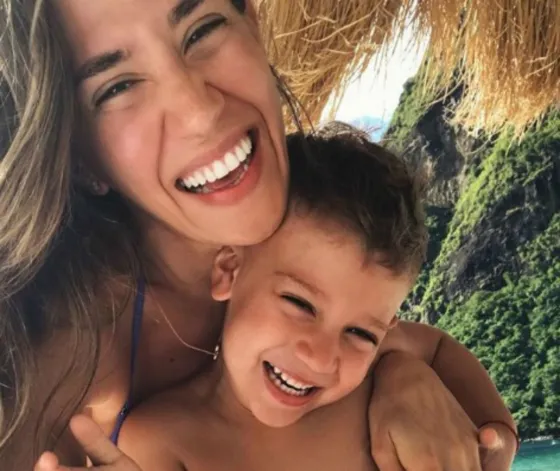 El hijo de Jimena Barón "espía" el chape que se da con Del Potro